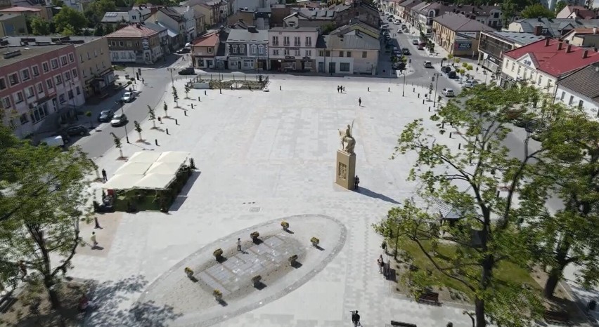 Tak konecki Rynek wygląda z lotu ptaka. Zobacz film i zdjęcia, na których najlepiej widać, jak bardzo zmieniło się to miejsce 