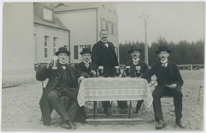Rok 1913. Mężczyźni pijący piwo browaru Stern na tarasie...