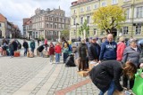 Długa kolejka na Rynku w Gnieźnie. Dlaczego ludzie tam stoją?