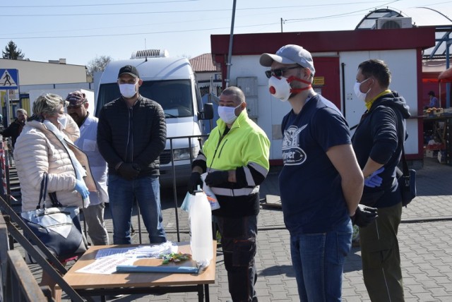 Skierniewickie targowisko zostało otwarte w czwartek, 9 kwietnia. Pl. Dąbrowskiego został otoczony barierkami, funkcjonują trzy wejścia na plac targowy. Wpuszczane są jedynie osoby posiadające rękawiczki. Pracownicy Zakładu Utrzymania Miasta dezynfekują im dłonie. Na placu targowym może jednocześnie przebywać 50 osób. W godz. 10-12 wstęp na targowisko mają jedynie osoby w wieku 65 lat i więcej. Targowisko będzie otwarte również w piątek i sobotę.