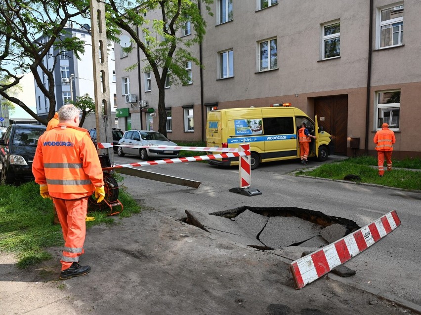 Zapadła się jezdnia ulicy Praskiej w dzielnicy Górna.