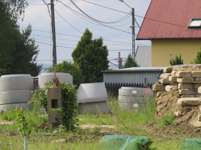 Tomice. Na tych łąkach stanąć miały za rok nowe bloki. Z powodu pandemii nie wiadomo jednak kiedy pojawią się tu budowlańcy.