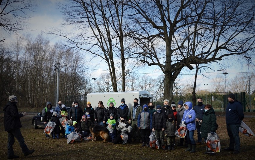 Leszy - Miłośnicy Czystych Lasów﻿ Bełchatów sprzątali dziś lasy w Dobiecinie, 14.03.2021