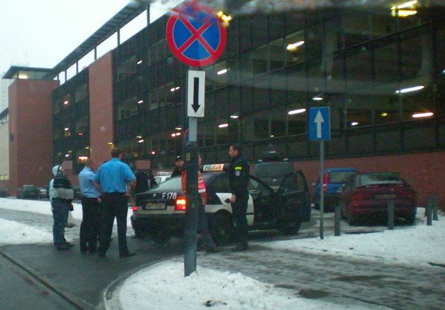 Ochroniarze zatrzymali uciekiniera na wysokości wjazdu do Galerii Łódzkiej od strony ul. Orlej.
