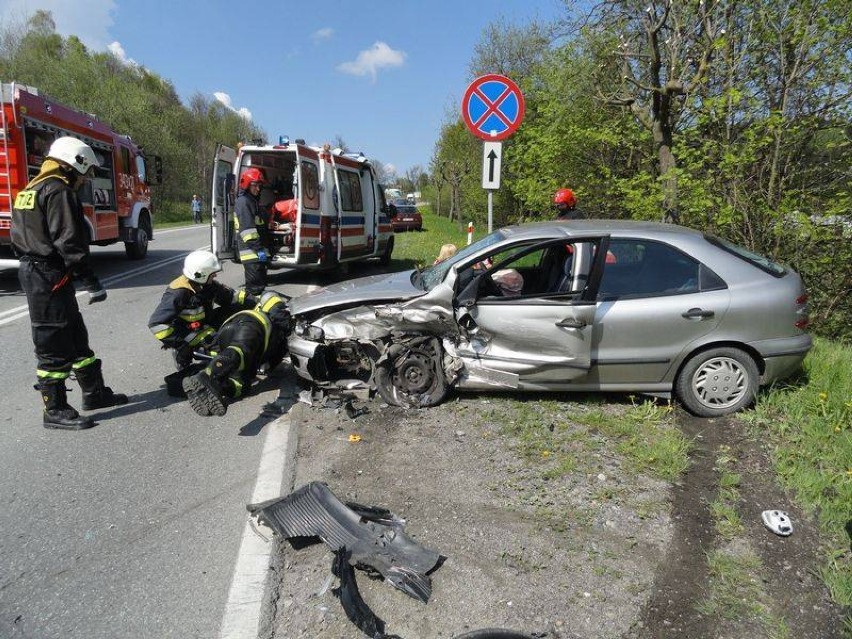 Wypadek zablokował wjazd do Krynicy. Dwa auta rozbite. Ranny kierowca w szpitalu