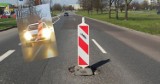 Łódź: Kierowca ściął słupek oznaczający dziurę! WIDEO trafiło do sieci. Nie dał rady ominąć przeszkody