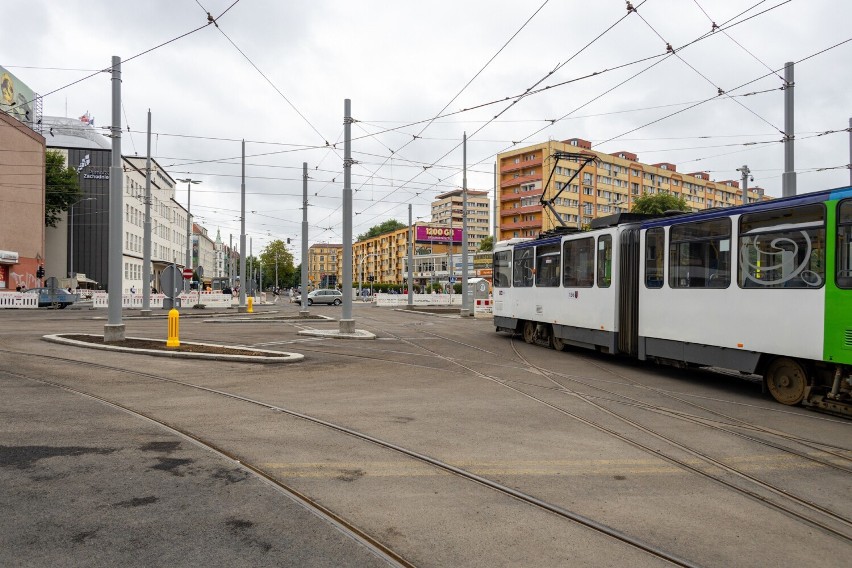 Plac Rodła 28.06.2022: tramwaje już jeżdżą, za chwilę pojadą...