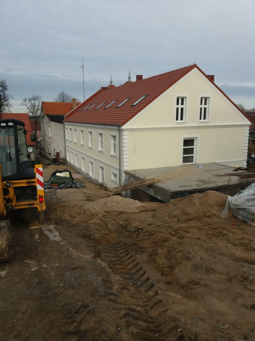 Rozbudowa urzędu w Szamocinie. Nowe skrzydło coraz piękniejsze!