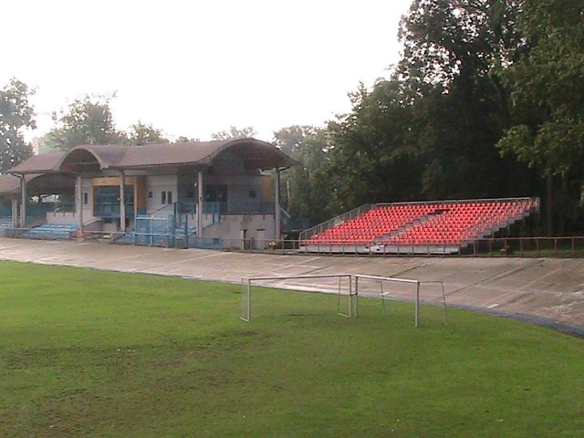 Tak prezentuje się nowo dostawiona trybuna na Stadionie Miejskim w Kaliszu