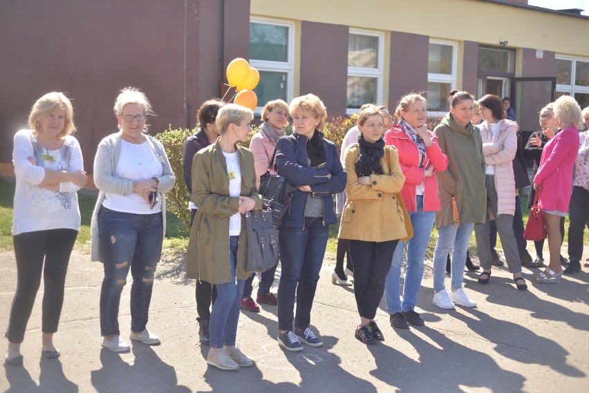 Strajk nauczycieli we Włocławku. Pikieta wsparcia dla nauczycieli przy Szkole Podstawowej nr 22 [zdjęcia]