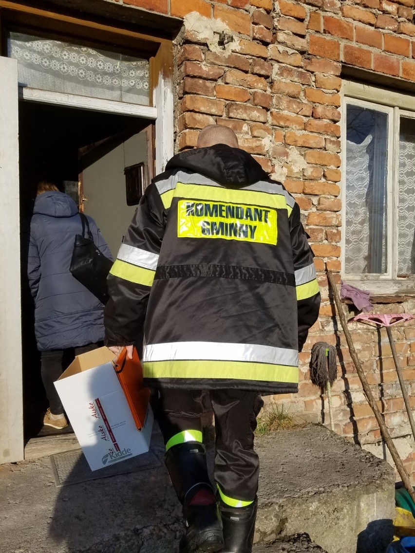 Ochotnicy z Tuchowa podzielili się dotacją z mieszkańcami. Kupili im czujki tlenku węgla