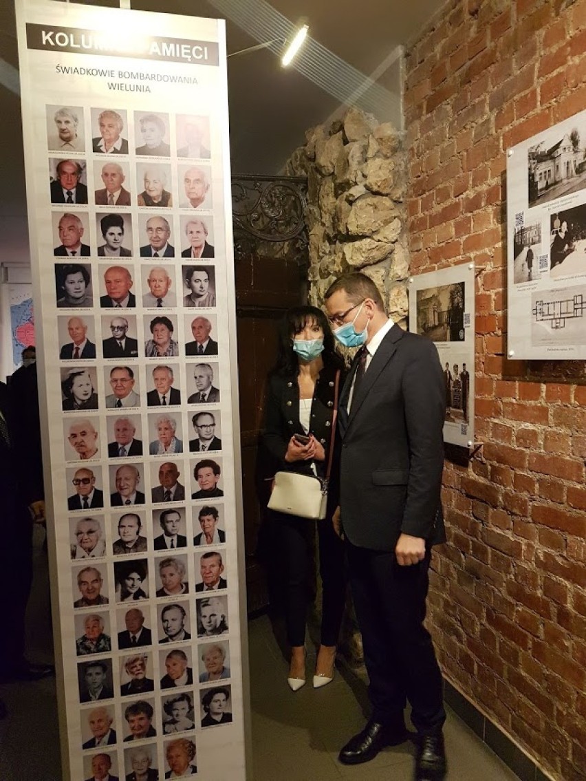 Podczas wizyty w Wieluniu premier Mateusz Morawiecki zwiedził zrewitalizowaną Izbę Pamięci, działającą przy II LO ZDJĘCIA