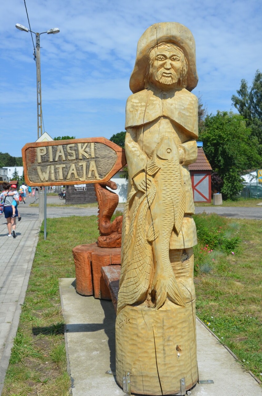 Przyjezdnych wita stary, drewniany rybak - symbol wsi.