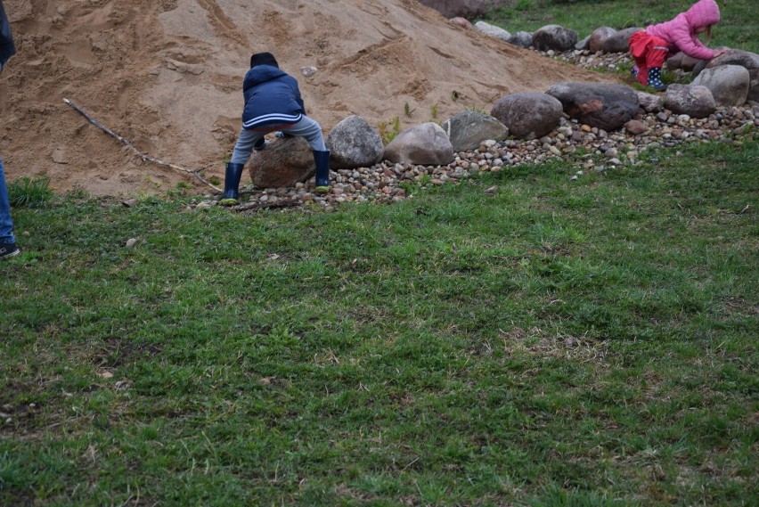 Suwałki. Patykami, kamieniami i w piasku - tak bawią się dzieci na ekologicznym placu zabaw