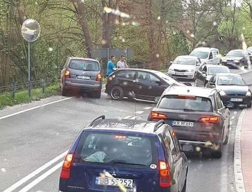 Wypadek w Izdebniku, szybko zrobił się korek