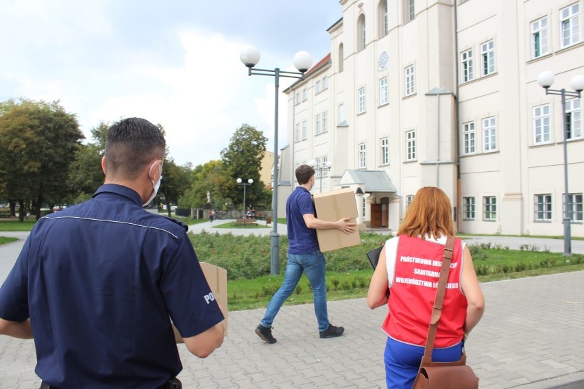 100 tysięcy maseczek z Agencji Rezerw Materiałowych trafiło...