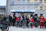 Było świątecznie, radośnie i z pełną energią! Mikołaje na rowerach przejechali z AWFiS aż przed sopockie molo!
