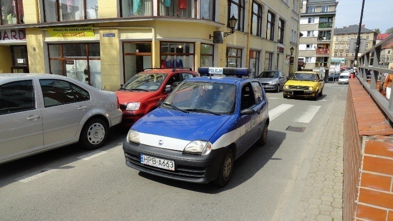 Policjanci z Kłodzka walczą z oszustami działającymi metodą &quot;na wnuka&quot;