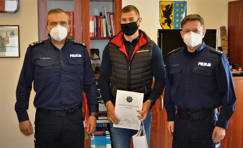 Policjanci podziękowali panu Marcinowi z Bytowa. W kwietniu pomógł zatrzymać rozbójnika