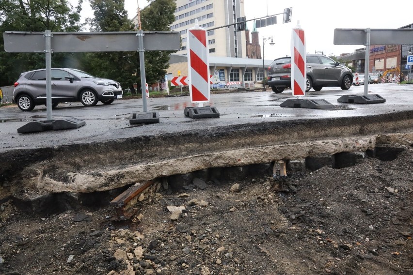 Remont ulicy Pocztowej w Legnicy. Odkryto tory tramwajowe, zobaczcie zdjęcia