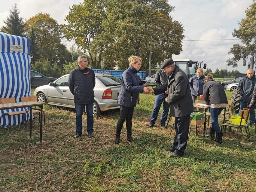 Wsiedli na traktory i pokazali, że znają się na orce [ZDJĘCIA]