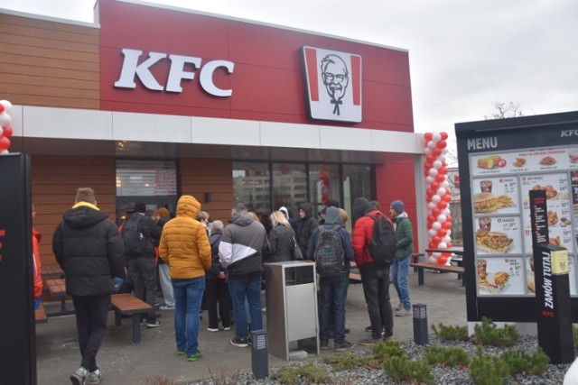 W Jastrzębiu otwarto pierwszą restaurację KFC. Na otwarcie przybyły tłumy.