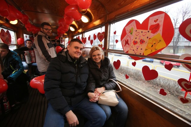Z okazji Walentynek po Katowicach kursowała "Zakochana Bana". Ten zabytkowy tramwaj to idealne miejsce na pierwszą i każdą kolejną randkę.