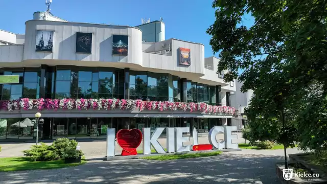 Napis "A love Kielce" przed Kieleckim Centrum Kultury to jeden z projektów zrealizowanych z Budżetu Obywatelskiego w Kielcach.