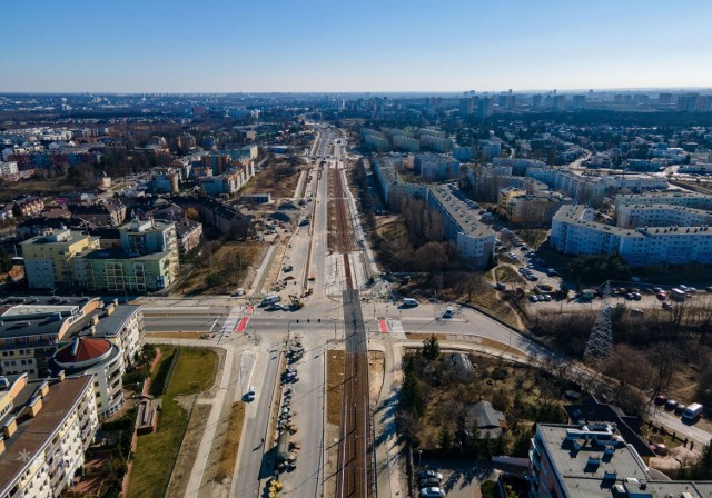 Wielka budowa tramwaju na Naramowice zbliża się do końca. Największa inwestycja komunikacyjna prowadzona w Poznaniu w ostatnich latach przeszła już pozytywnie pierwsze testy. Uruchomienie regularnych kursów z pasażerami na całej trasie nastąpi najpóźniej do końca maja. - Natomiast do jesieni prowadzone będą jeszcze prace wykończeniowe w zakresie układu drogowego – zapowiada Justyna Litka, prezes spółki Poznańskie Inwestycje Miejskie. Jak wielka budowa prezentuje się z lotu ptaka? Zobacz najnowsze zdjęcia --->