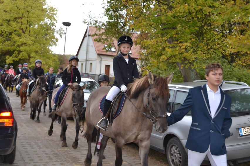 Gmina Pszczółki: Hubertus, święto myśliwych i koni w stajni w Ulkowych [ZDJĘCIA]