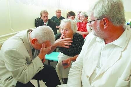 Marek Bumblis (po prawej) okazał się dobrym duchem piątkowego spotkania. To on przekazał mieszkańcom Dolnego Miasta fantastyczną wiadomość.
Fot. Grzegorz Mehring