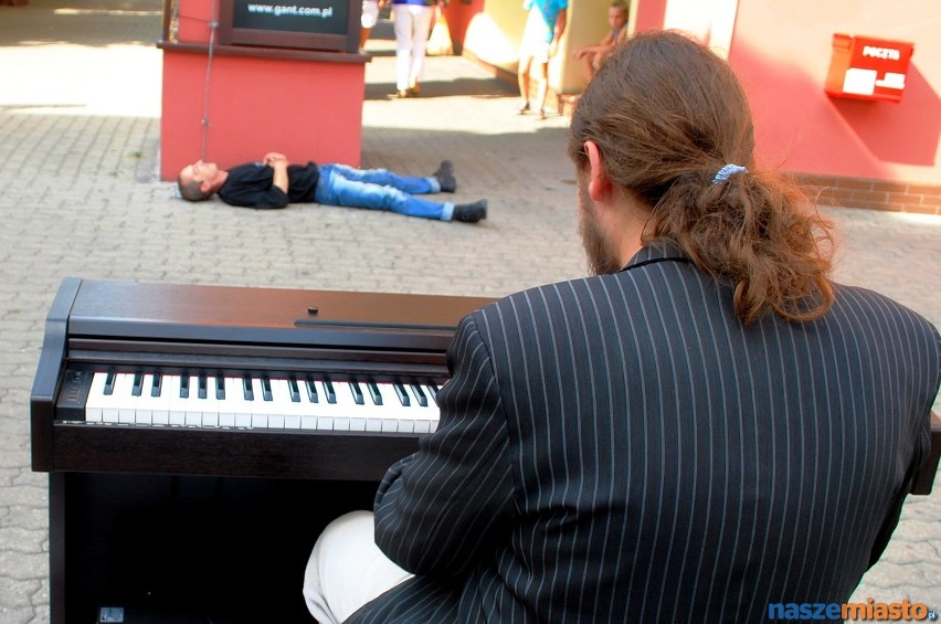 Uliczny pianista, który pojawił się w Lesznie nazywa się...