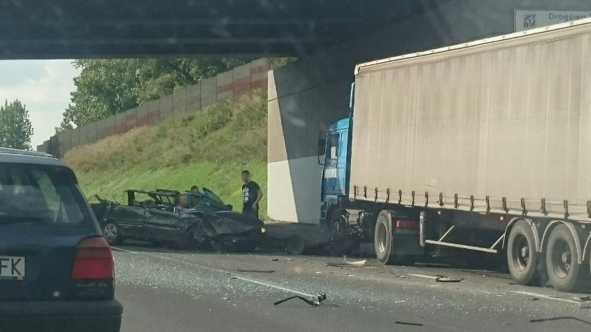 Wypadek na DTŚ w Chorzowie. Zderzenie opla z ciężarówką, ogromne korki [ZDJĘCIA]