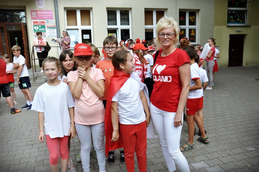 Oleśniccy uczniowie zachęcają do kibicowania reprezentacji Polski. Dziś o 17 mecz z Senegalem