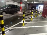 Parking Galerii Copernicus zalany! Pierwsze skutki nagłego załamania pogody w Toruniu [ZDJĘCIA]