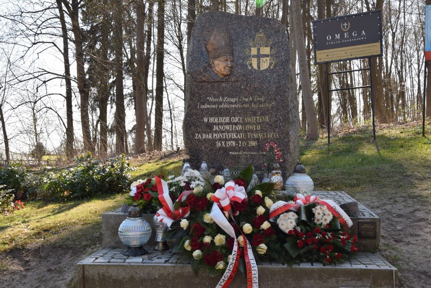 Pomnik Jana Pawła II na miasteckim cmentarzu.