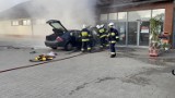 Cztery jednostki straży pożarnych gasiły forda, który stanął w ogniu w Komprachcicach. Spłonęła komora silnika