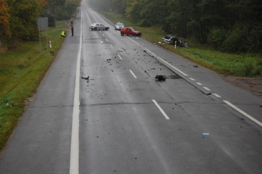 Śmiertelny wypadek w Łasku opel zderzył się z autokarem