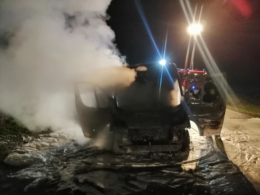 Pożar samochodu na drodze między Mątkami a krzyżówkami ryjewskimi. W akcji strażacy z Ryjewa i Sztumu [ZDJĘCIA]