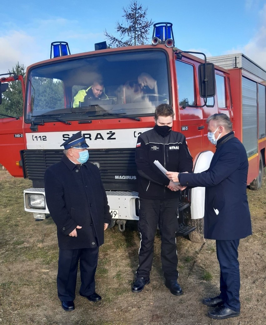 Wójt gminy Obrowo Andrzej Wieczyński i prezes OSP w...