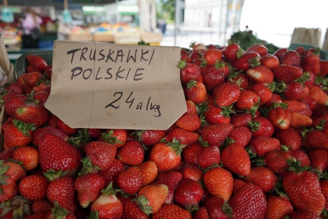 Wiele osób zastanawia się, jak odróżnić polskie truskawki od zagranicznych. Odmian truskawek jest wiele, każda smakuje i wygląda nieco inaczej. 

Jak odróżnić truskawki polskie od importowanych? Nie jest to proste, ale istnieje kilka sposobów, by odróżnić polskie truskawki od zagranicznych. Poznaj je teraz w naszej galerii >>>>>