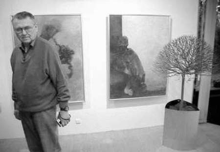 Zdzisław Beksiński na wystawie swoich obrazów w Galerii Lonty-Petry. ZDJĘCIE: JACENTY DĘDEK