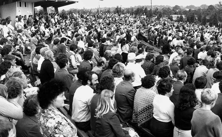 22 lipca 1977 roku. Tłum ludzi na okolicznościowej imprezie...
