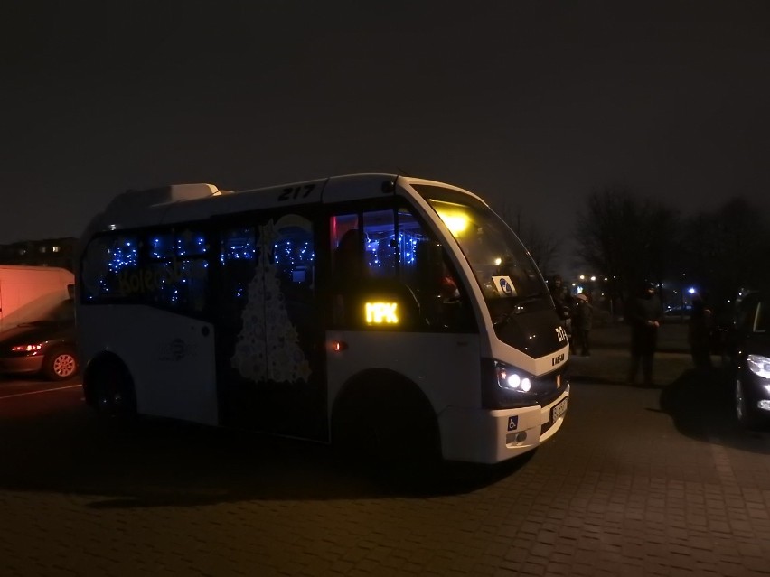 Autobus z kolędami i piosenkami świątecznymi na ulicach Łomży [zdjęcia, video]