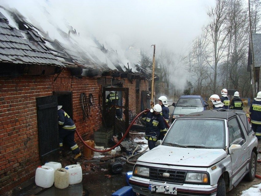 Nowy Tomyśl: W Chojnikach spłonął budynek gospodarczy i samochód FOT