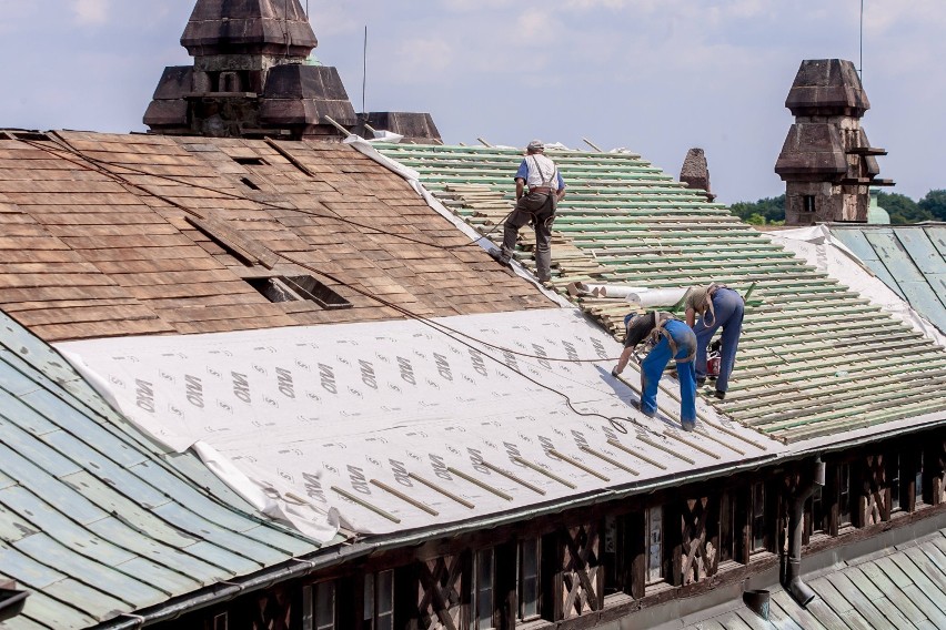 Remont dachu nad środkową i północną częścią zamku Książ...
