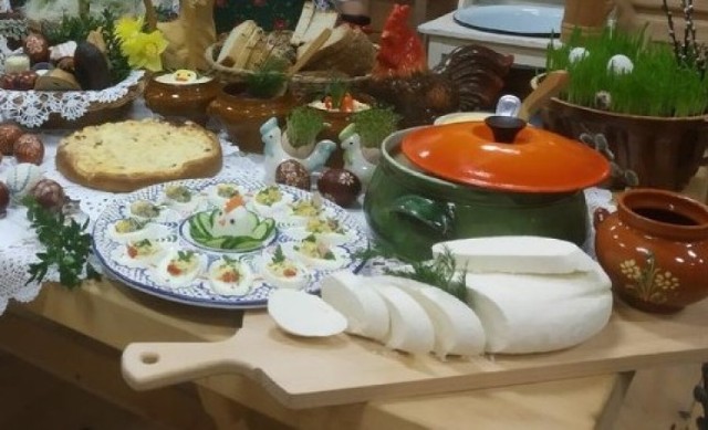 W świątecznym cateringu restauracji znajdują się m.in. faszerowane jajka, żurek z kiełbaską, sałatki, ciasta i wiele innych smakołyków