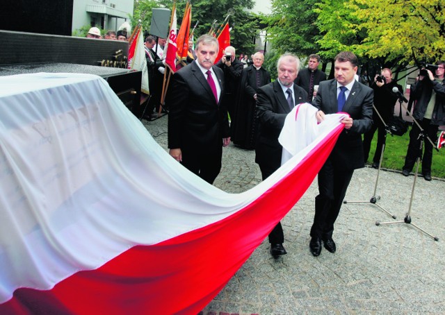 Piotr Duda i Andrzej Rozpłochowski odsłonili pomnik przed bramą dąbrowskiej huty