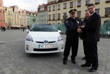 Wrocław: Straż miejska pojeździ hybrydową toyotą