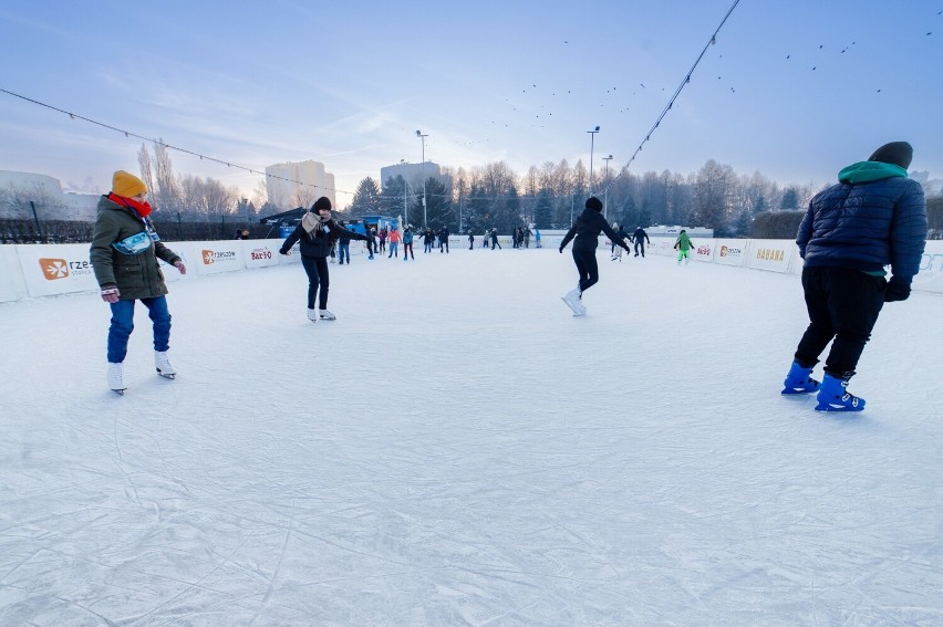 Rozpocznij weekend na sportowo. W regionie ruszą odkryte lodowiska, a także niektóre wyciągi narciarskie 